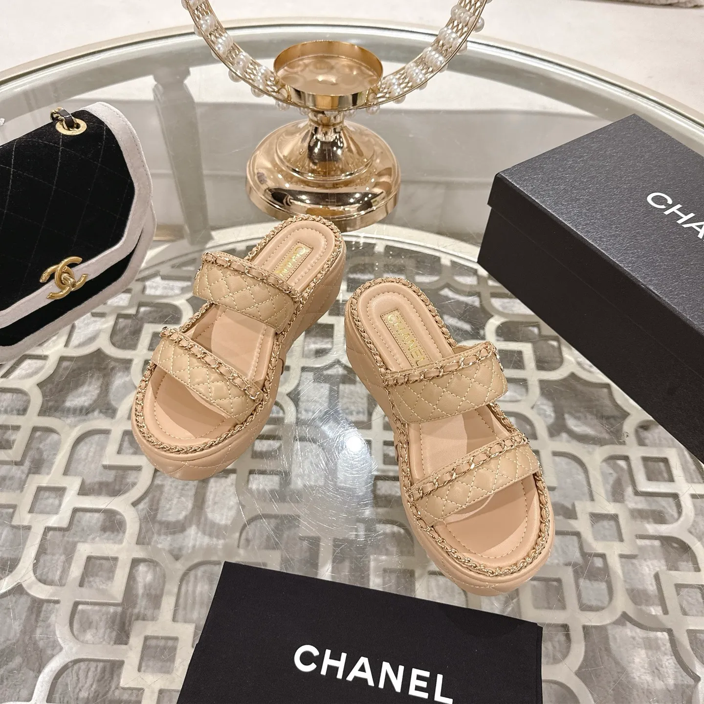 💕💕Factory direct selling price p600💕💕 𝐂𝐇𝐀𝐍𝐄𝐋 | Xiaoxiang 25𝐬𝐬 🦋2025 Spring and Summer New Products Counter Classic Xiaoxiang Double C Diamond Chain Slippers Series New〰 🍬 A must-have in the BS fashion circle The matching will interpret the meticulous, minimalist and classic elements that will never fade away. 💋 Showing a unique dressing style that is too beautiful to say. A must-have for summer... Upper: original high-customized lambskin. Lining: imported mixed sheepskin lining. Outsole: original molded non-slip outsole. Shoe size: 35-39 (34.40.41.42 customization is not returnable).